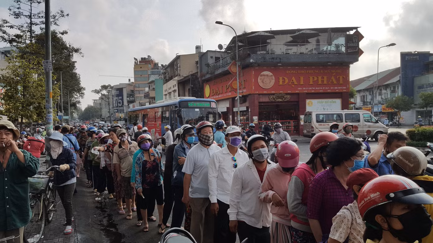 Bạn trẻ mua 27 tấn dưa hấu mang về phát miễn phí ảnh 1
