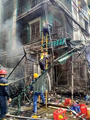 Cháy lớn trong chợ thời trang sầm uất bậc nhất Sài Gòn ảnh 4