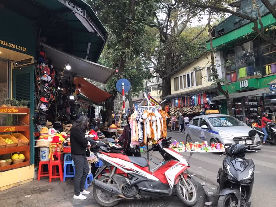 Phố cổ Hà Nội: 'Tháo khoán' vỉa hè ngày giáp Tết? ảnh 5