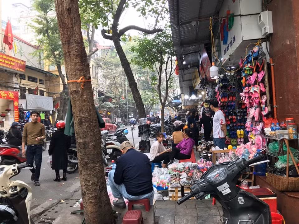 Phố cổ Hà Nội: 'Tháo khoán' vỉa hè ngày giáp Tết? ảnh 2