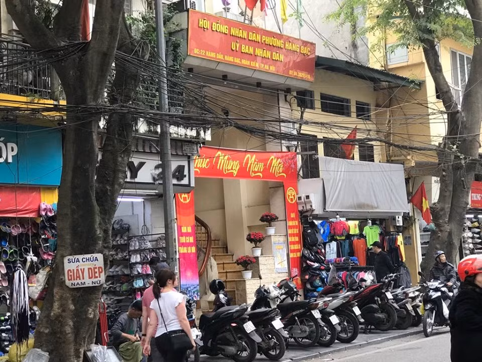 Phố cổ Hà Nội: 'Tháo khoán' vỉa hè ngày giáp Tết? ảnh 3
