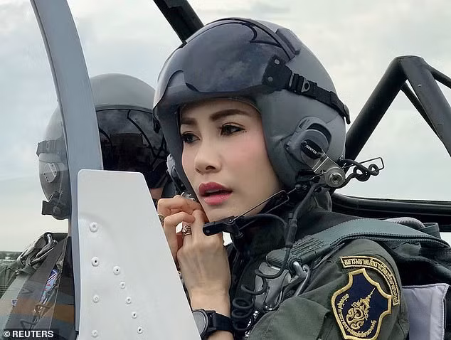 Vua Thái Lan phục vị cho hoàng quý phi ảnh 1