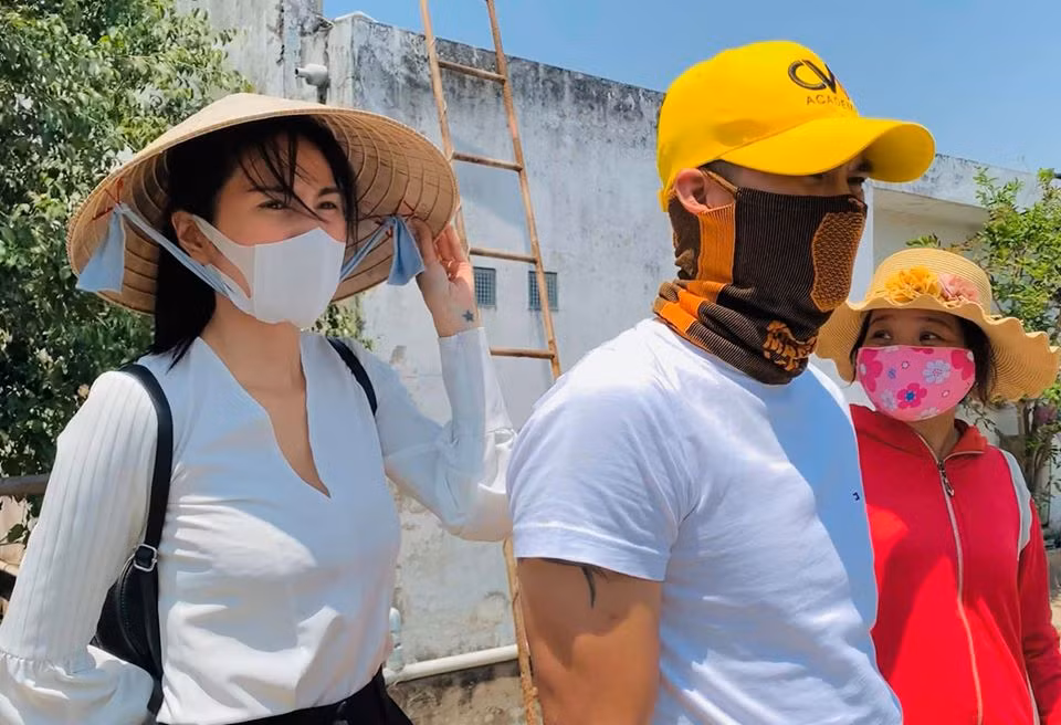 Mặc bó sát, 'chân dài đắt giá nhất thế giới' khoe đường cong tuyệt mỹ ảnh 12