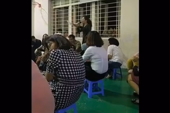  Thầy Lê Bá Khánh Trình múa phụ họa cho học trò hát bài 'Bụi phấn' ảnh 5