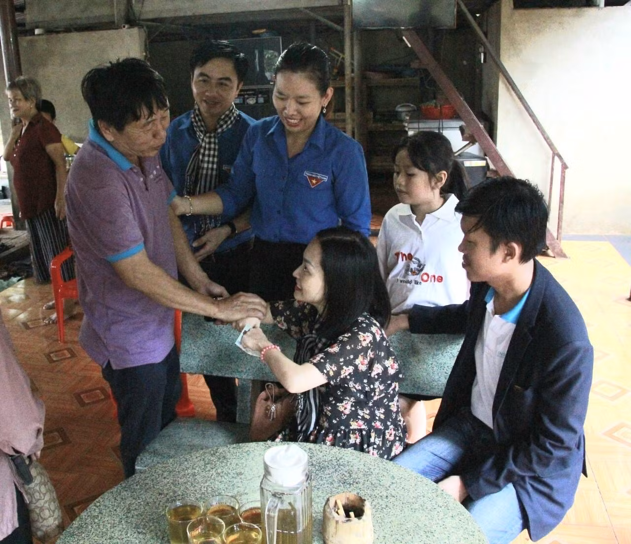 “Ấm áp nghĩa tình biên giới” ảnh 2