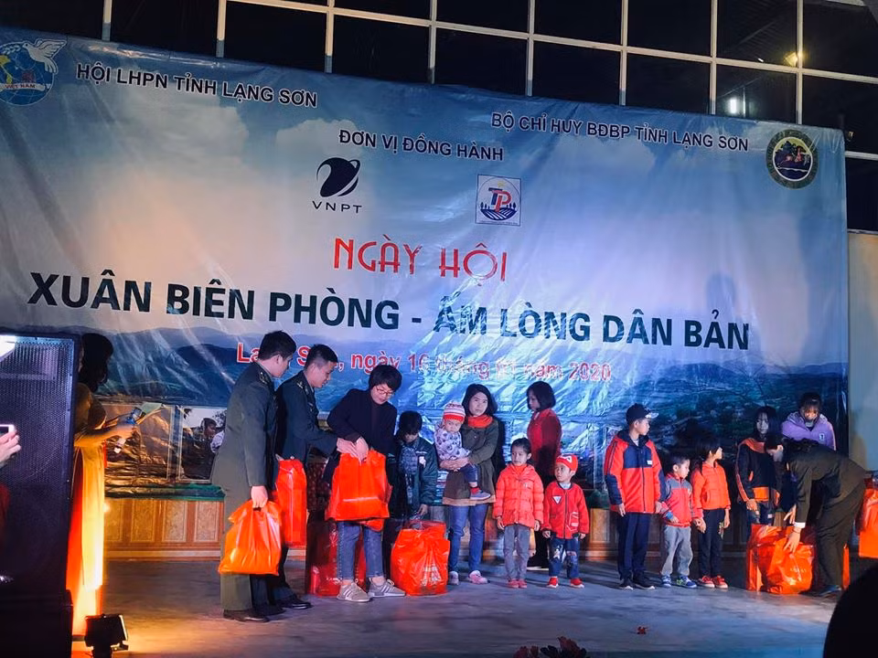 'Xuân Biên phòng- ấm lòng dân bản' ở biên cương Lạng Sơn ảnh 1