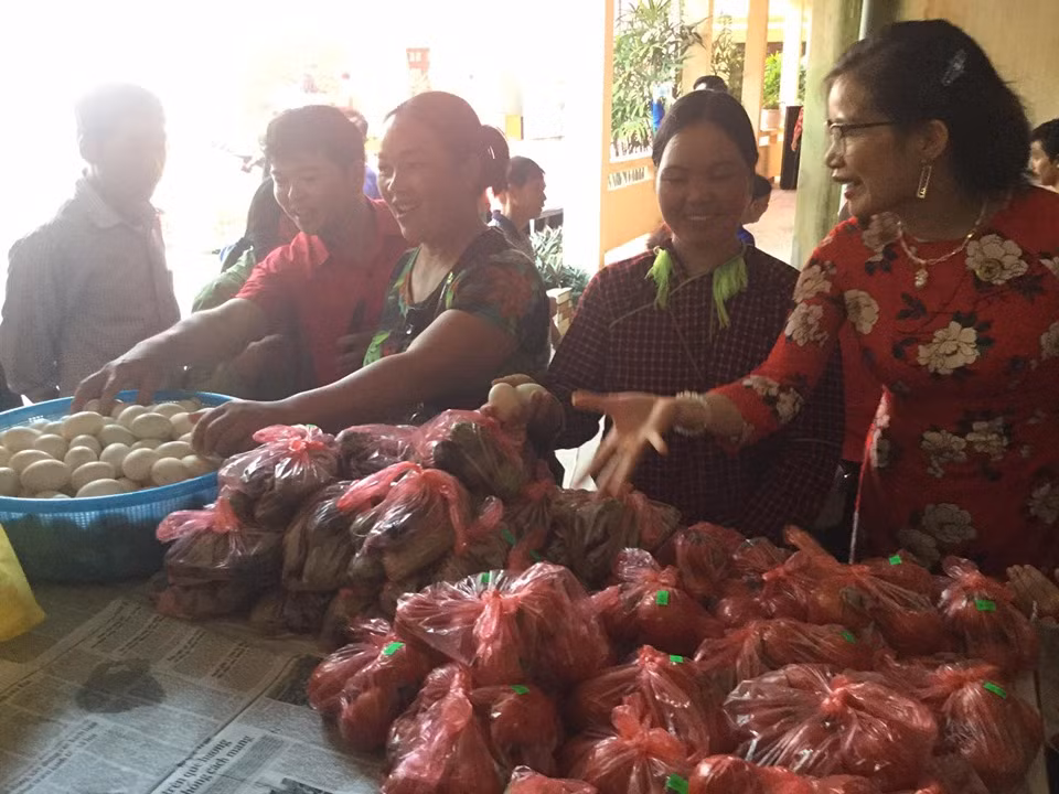 Sôi nổi 'Chợ nhân đạo' ở Lạng Sơn ảnh 1