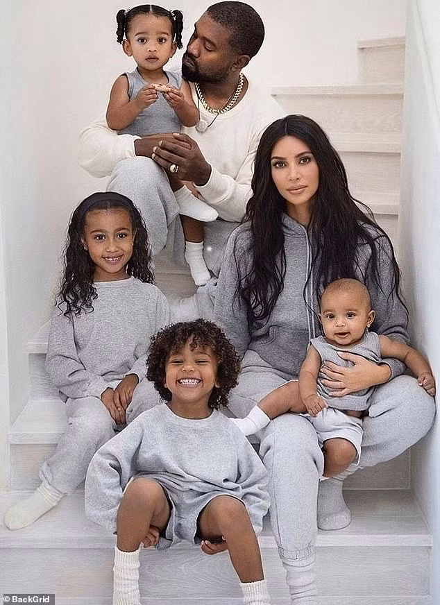 Kim Kardashian thả dáng 'đồng hồ cát' với bodysuit ánh kim ảnh 12