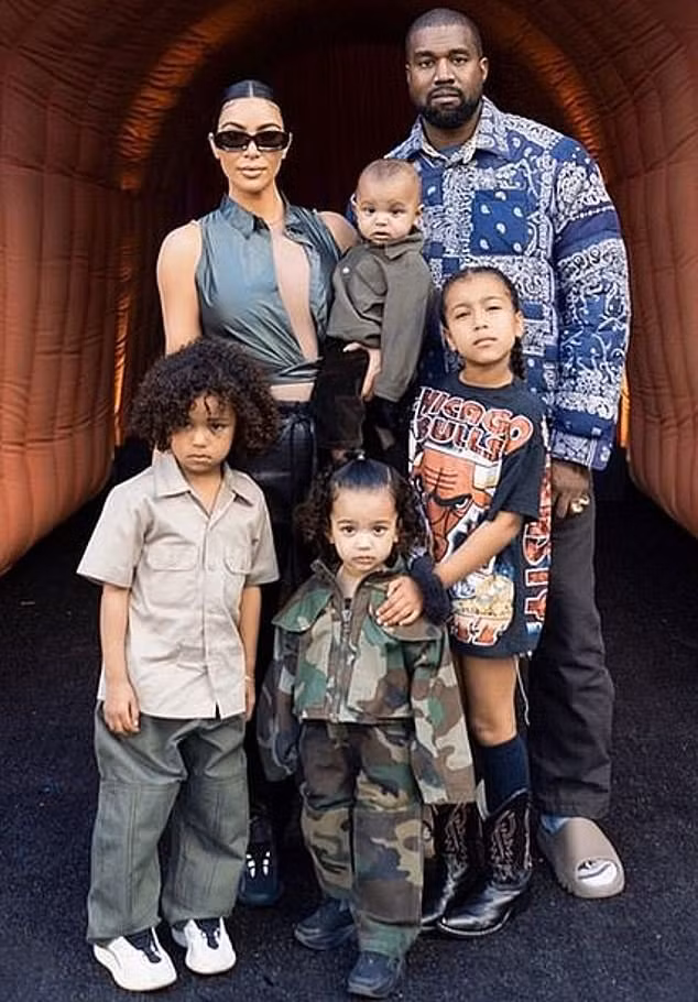 Kim Kardashian thả dáng 'đồng hồ cát' với bodysuit ánh kim ảnh 13