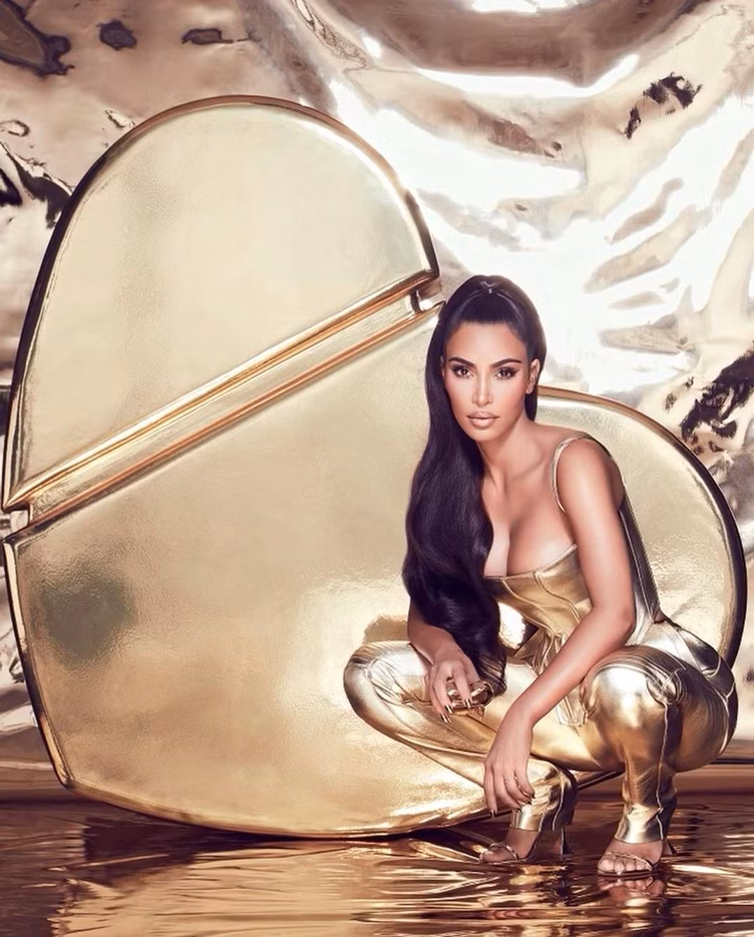 Kim Kardashian thả dáng 'đồng hồ cát' với bodysuit ánh kim ảnh 3