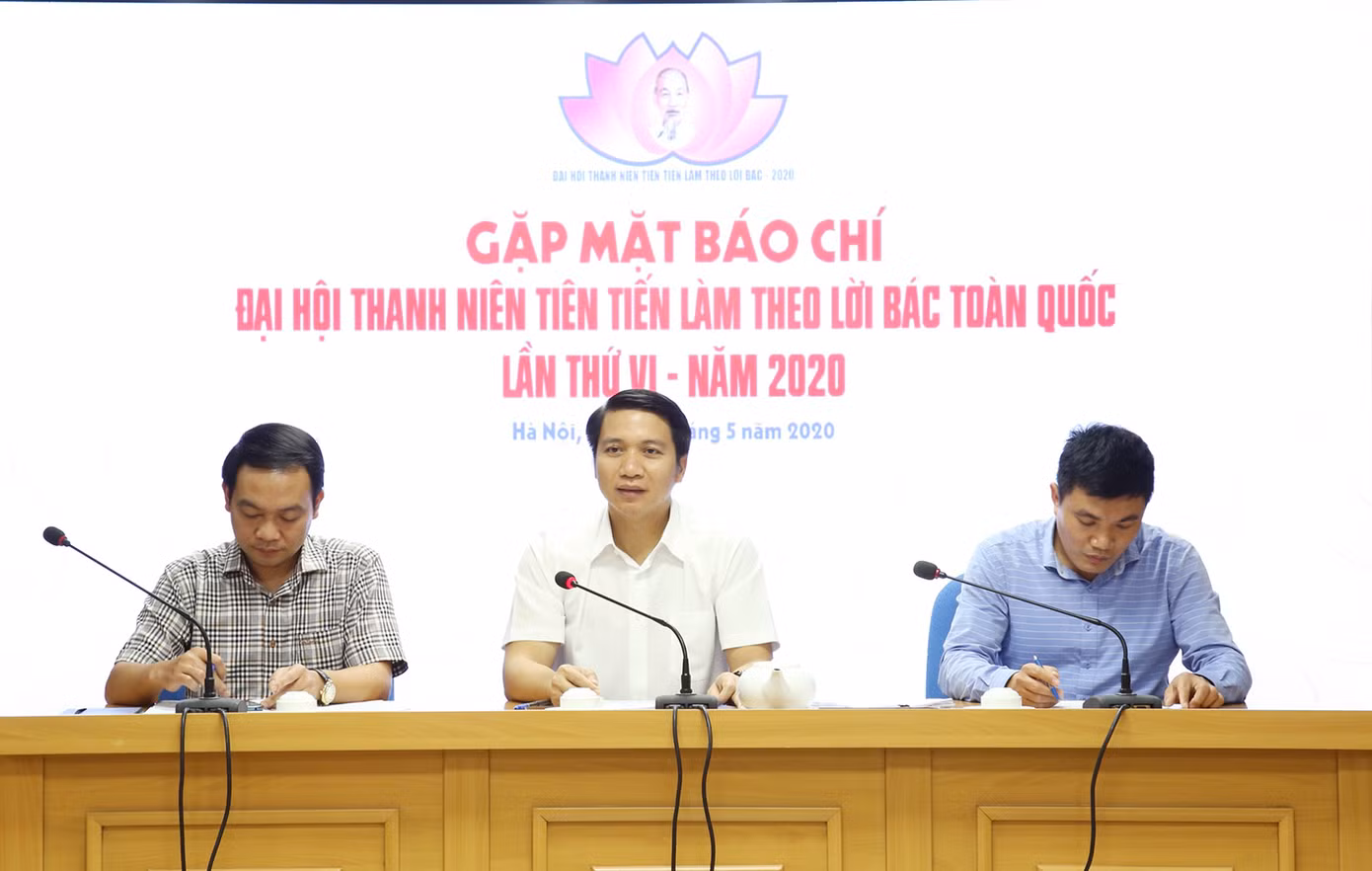 Thanh niên tiên tiến là trung tâm ảnh 4