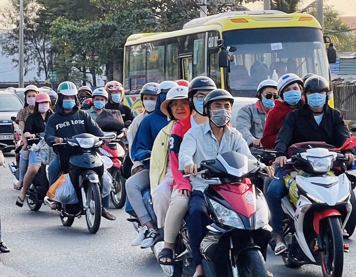Xe cộ ùn ùn quay lại TPHCM sau kì nghỉ Tết ảnh 4