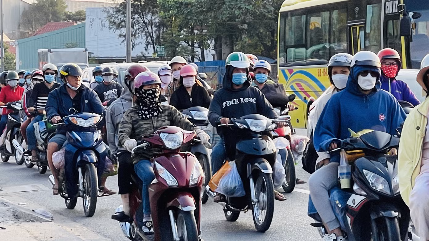 Xe cộ ùn ùn quay lại TPHCM sau kì nghỉ Tết ảnh 6