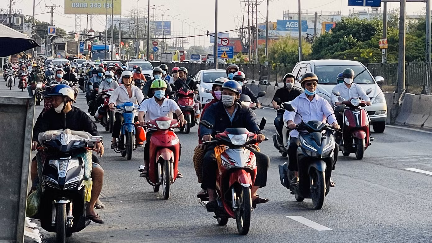 Xe cộ ùn ùn quay lại TPHCM sau kì nghỉ Tết ảnh 8