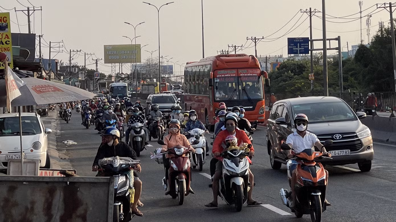 Xe cộ ùn ùn quay lại TPHCM sau kì nghỉ Tết ảnh 3
