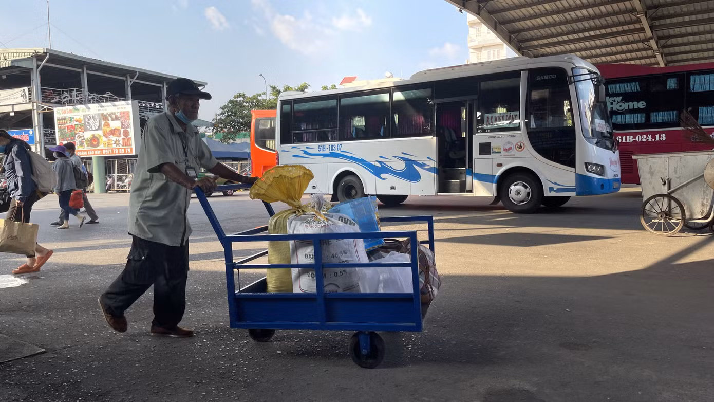 Người dân ‘đủng đỉnh’ trở lại TPHCM sau Tết ảnh 9