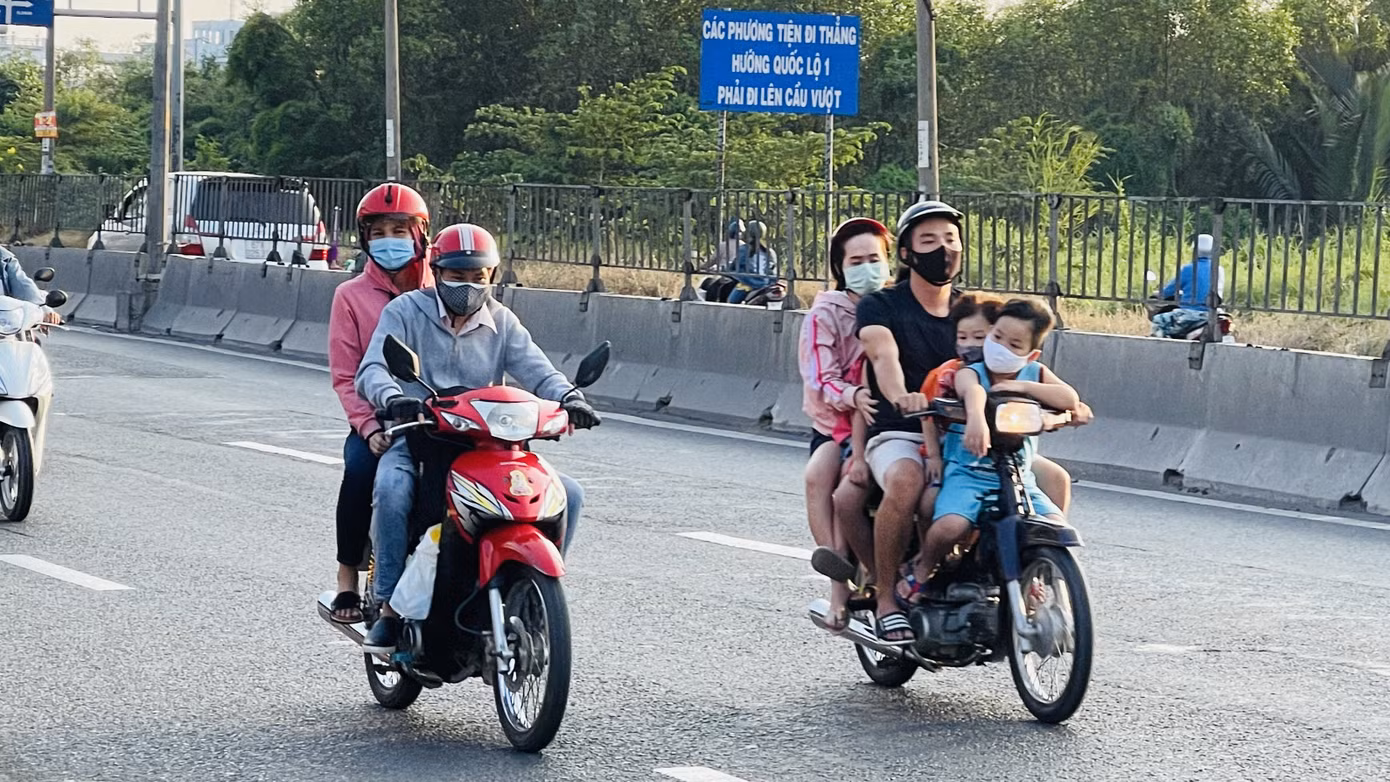 Xe cộ ùn ùn quay lại TPHCM sau kì nghỉ Tết ảnh 9