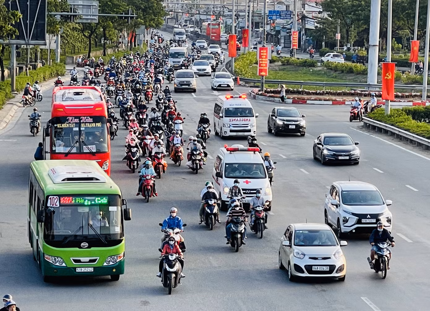 Xe cộ ùn ùn quay lại TPHCM sau kì nghỉ Tết ảnh 2