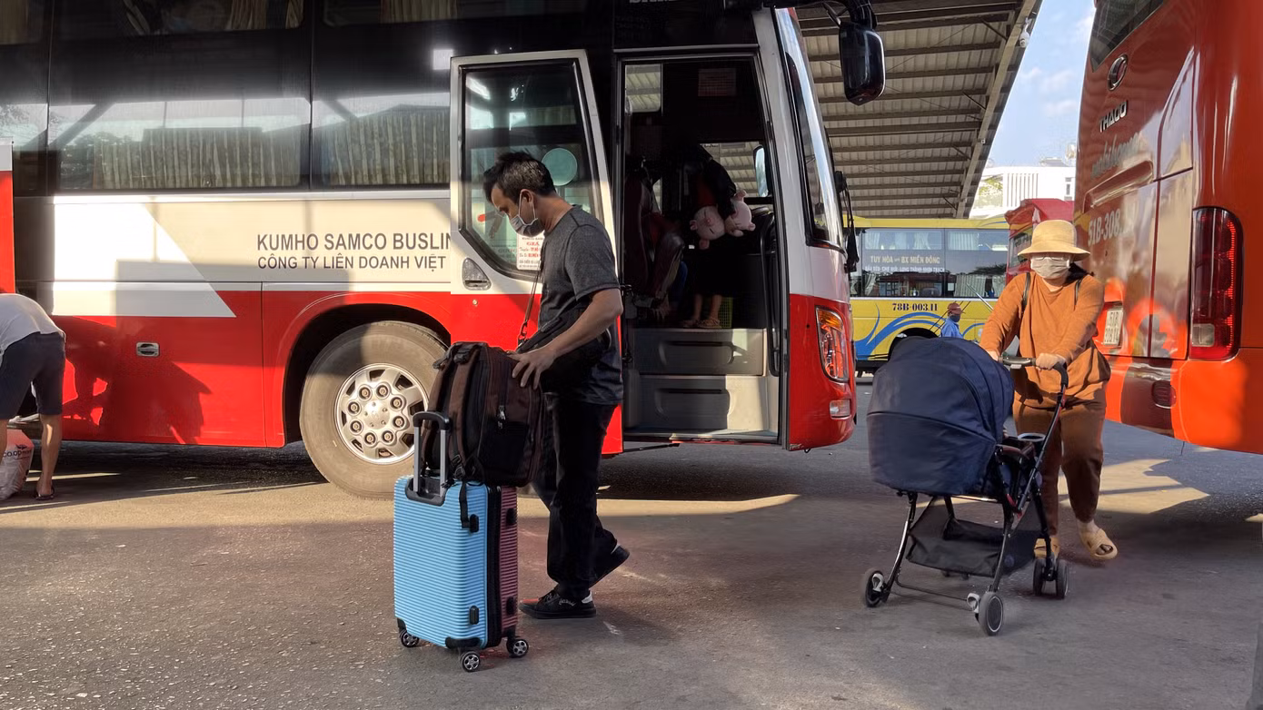 Người dân ‘đủng đỉnh’ trở lại TPHCM sau Tết ảnh 6