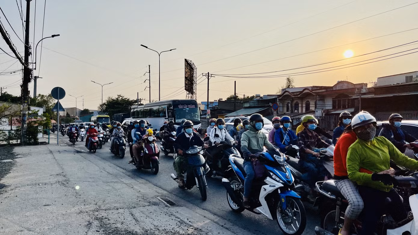 Xe cộ ùn ùn quay lại TPHCM sau kì nghỉ Tết ảnh 15