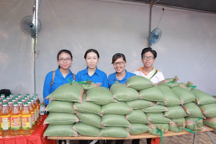 Tuổi trẻ đất Thủ cắt tóc miễn phí, bán hàng 0 đồng ảnh 7