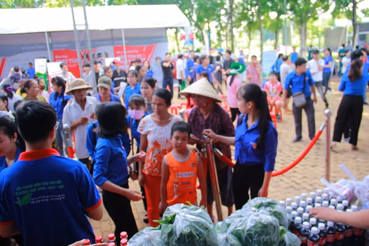 Tuổi trẻ đất Thủ cắt tóc miễn phí, bán hàng 0 đồng ảnh 3