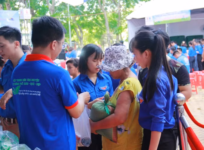 Tuổi trẻ đất Thủ cắt tóc miễn phí, bán hàng 0 đồng ảnh 2