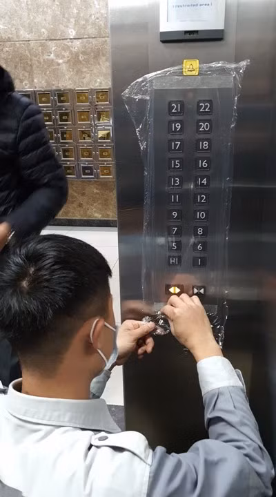 Chung cư Hà Nội thi nhau 'dùng chiêu' bọc nilon chống dịch corona ảnh 3