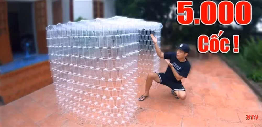 Clip “nấu cháo gà nguyên lông” chỉ là một trong vô số vlog câu view bất chấp trên YouTube ảnh 3