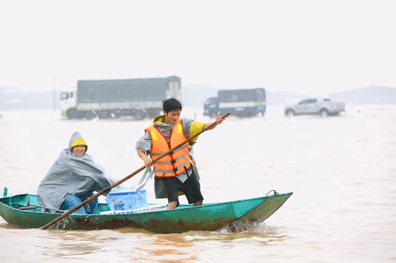 Hàng chục chuyến xe chở hàng cứu trợ đến 'tâm lũ' Hà Tĩnh ảnh 8