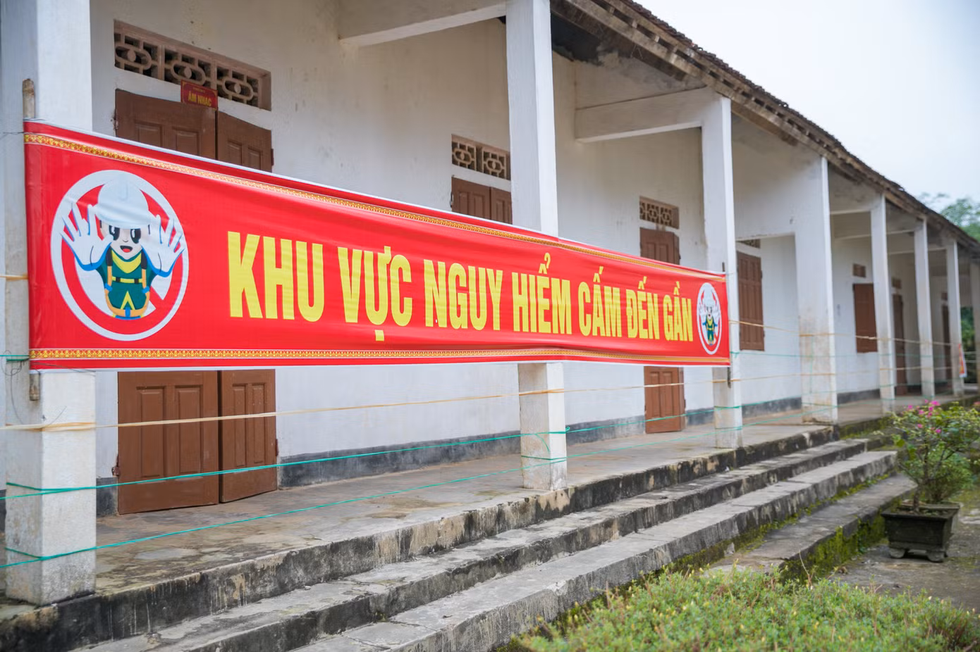 Tường nứt, ngói đổ, thầy trò bỏ lớp ra nhà giữ xe để học ảnh 7