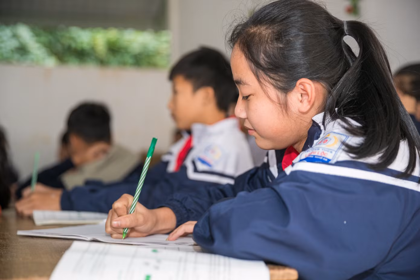 Tường nứt, ngói đổ, thầy trò bỏ lớp ra nhà giữ xe để học ảnh 12