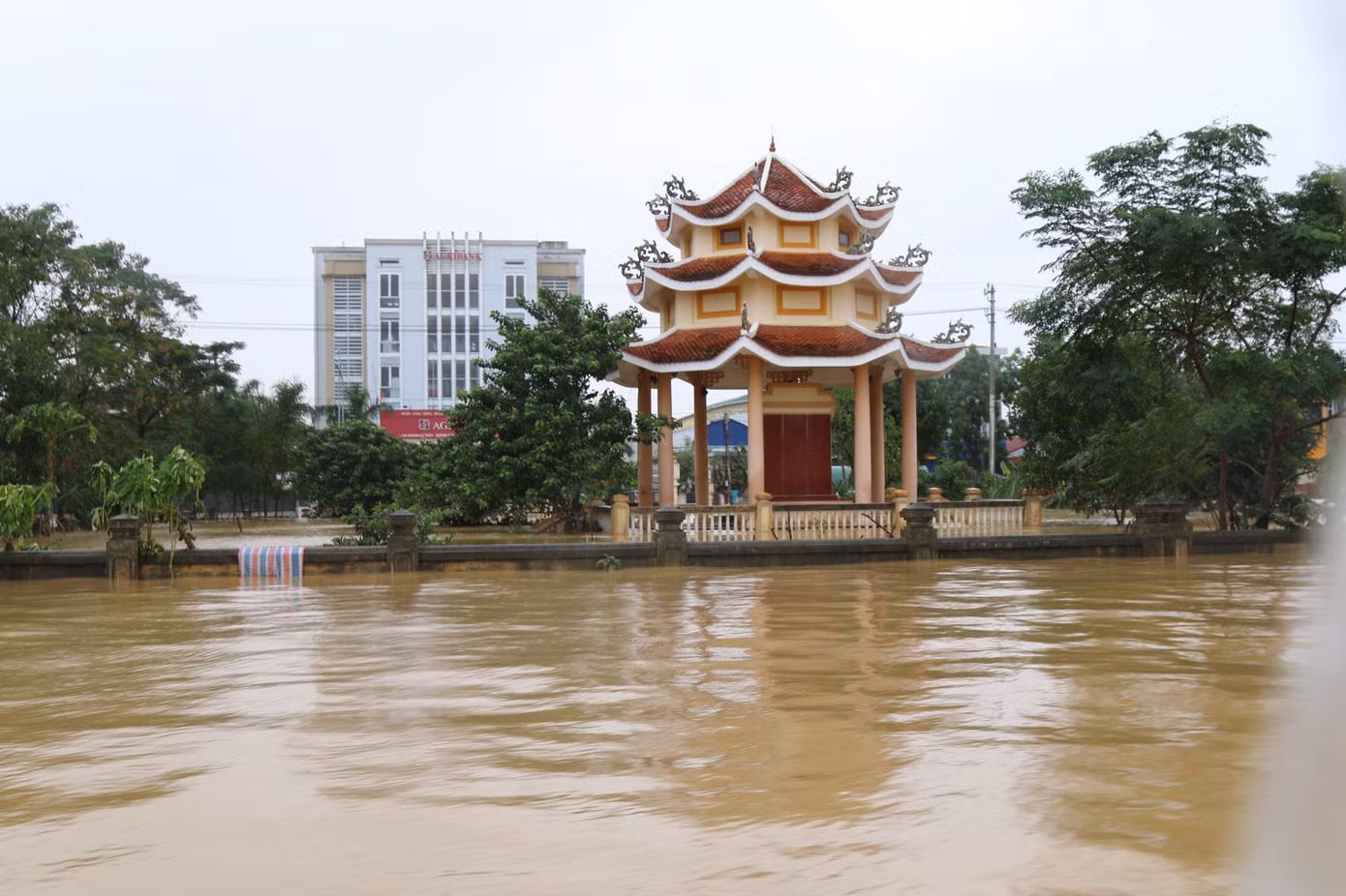 Lũ vây tứ bề: Lệ Thủy, Quảng Bình chìm trong biển nước ảnh 11