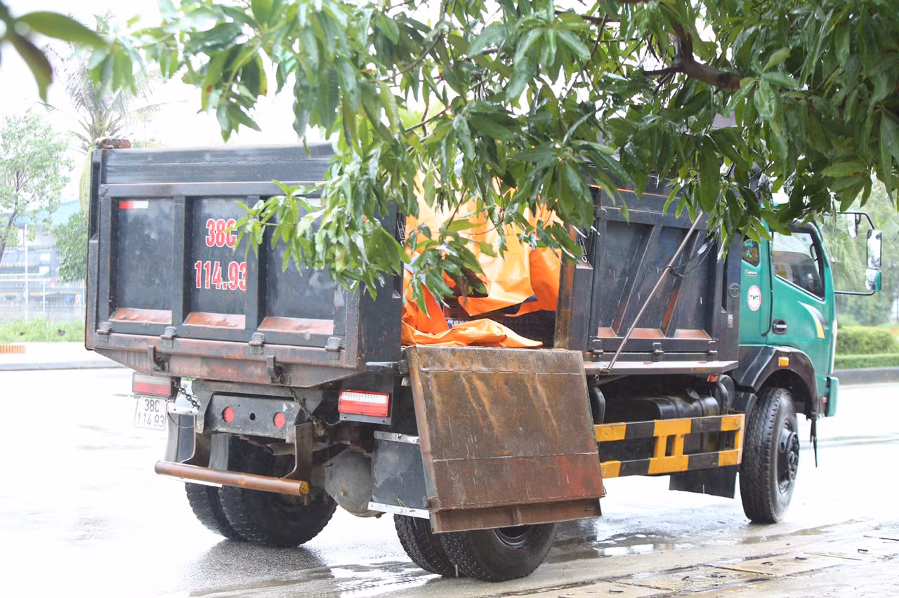 Hàng chục chuyến xe chở hàng cứu trợ đến 'tâm lũ' Hà Tĩnh ảnh 2