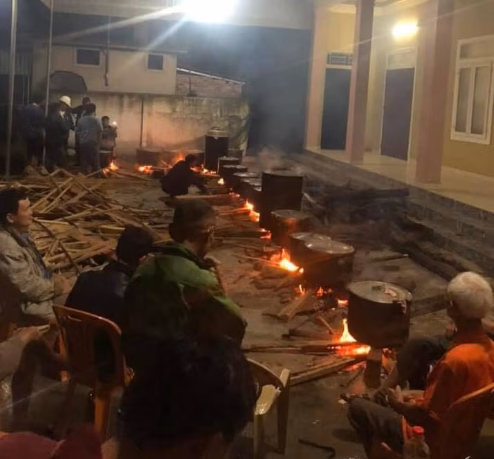 Ấm lòng những nồi bánh chưng cứu đói dân vùng lũ ảnh 2