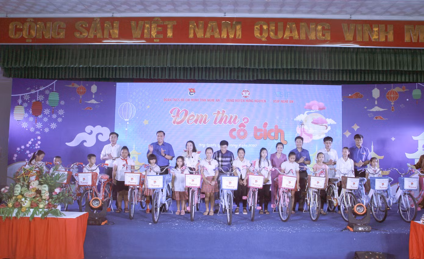 Tỉnh đoàn Nghệ An mang 'Đêm thu cổ tích' đến trẻ em nghèo ảnh 8