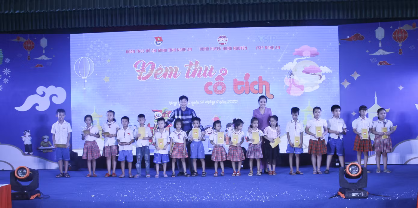 Tỉnh đoàn Nghệ An mang 'Đêm thu cổ tích' đến trẻ em nghèo ảnh 5