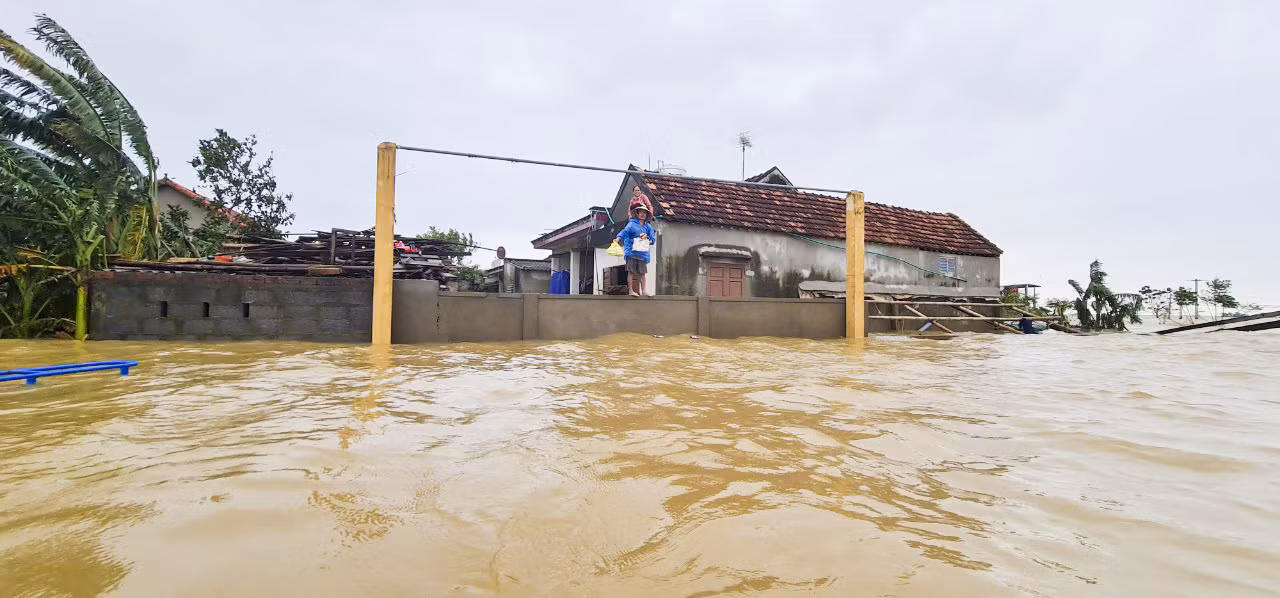 Sống trên nóc nhà, người dân Quảng Bình khắc khoải chờ lũ rút ảnh 10