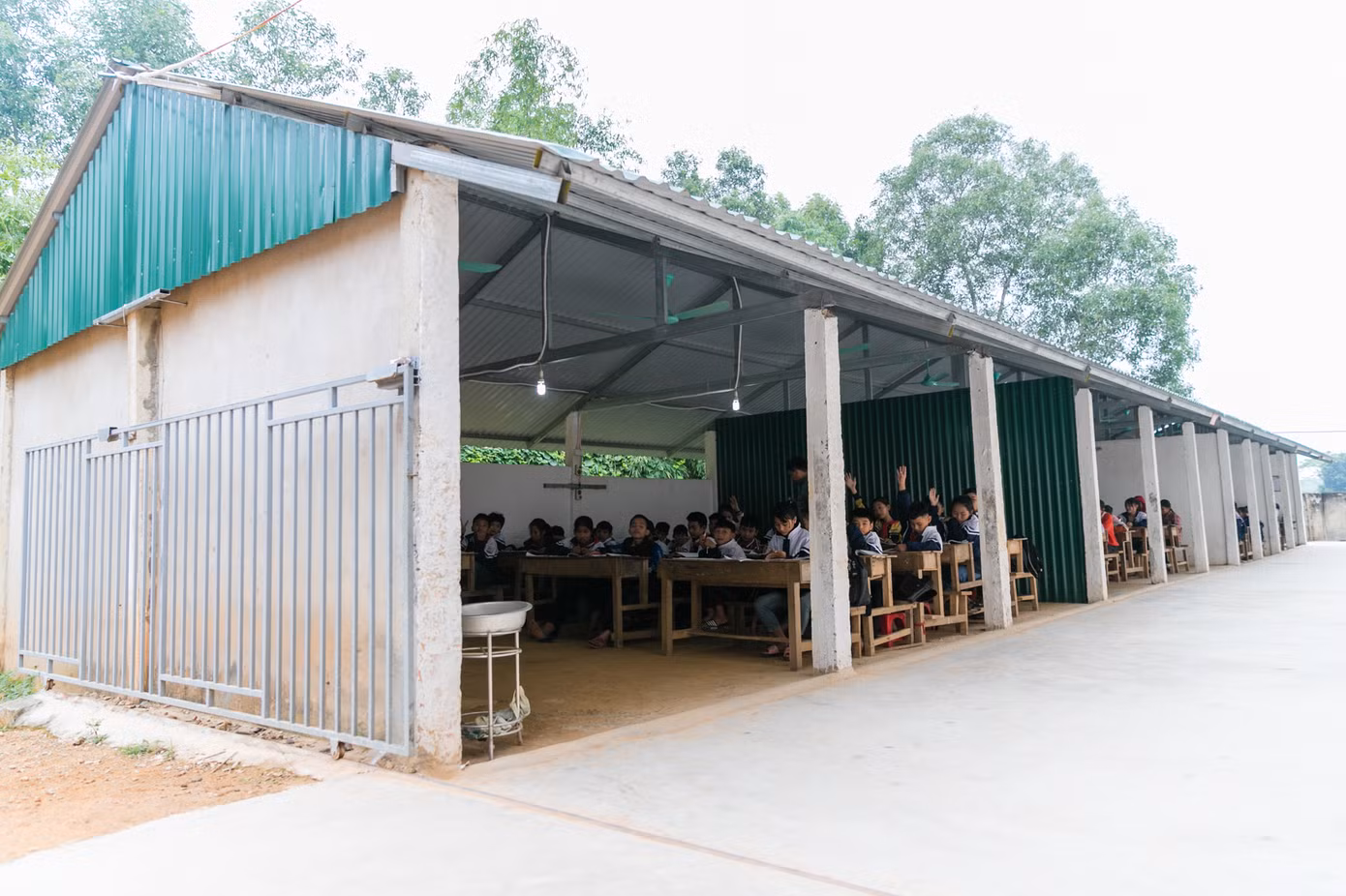 Tường nứt, ngói đổ, thầy trò bỏ lớp ra nhà giữ xe để học ảnh 10
