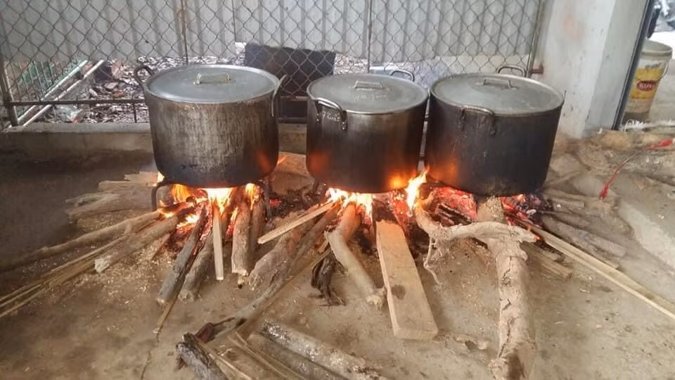 Ấm lòng những nồi bánh chưng cứu đói dân vùng lũ ảnh 12