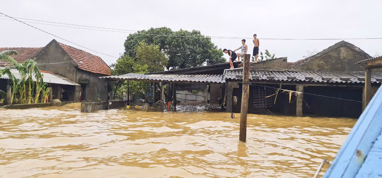 Sống trên nóc nhà, người dân Quảng Bình khắc khoải chờ lũ rút ảnh 12