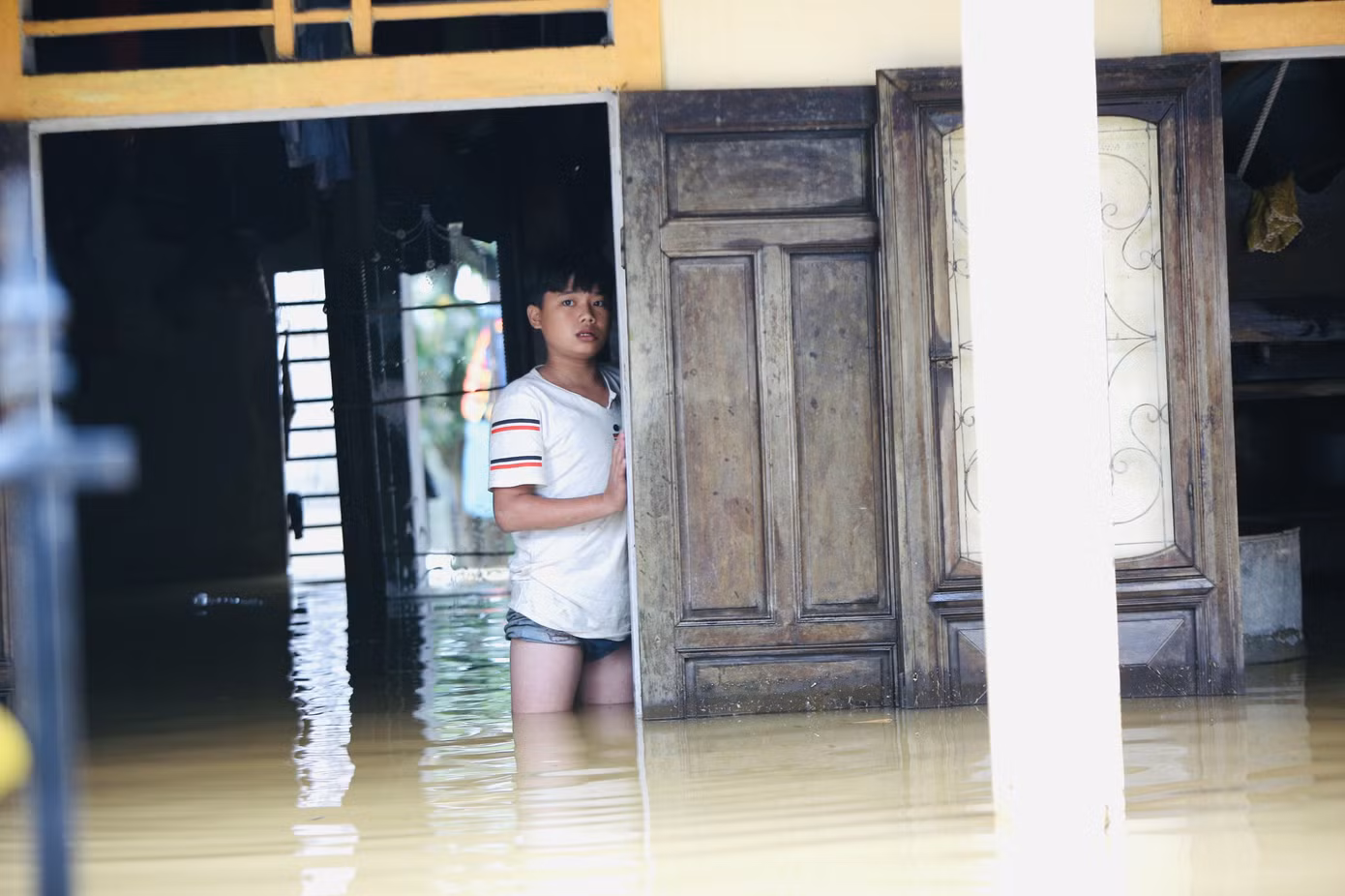 Sống trên nóc nhà, người dân Quảng Bình khắc khoải chờ lũ rút ảnh 13
