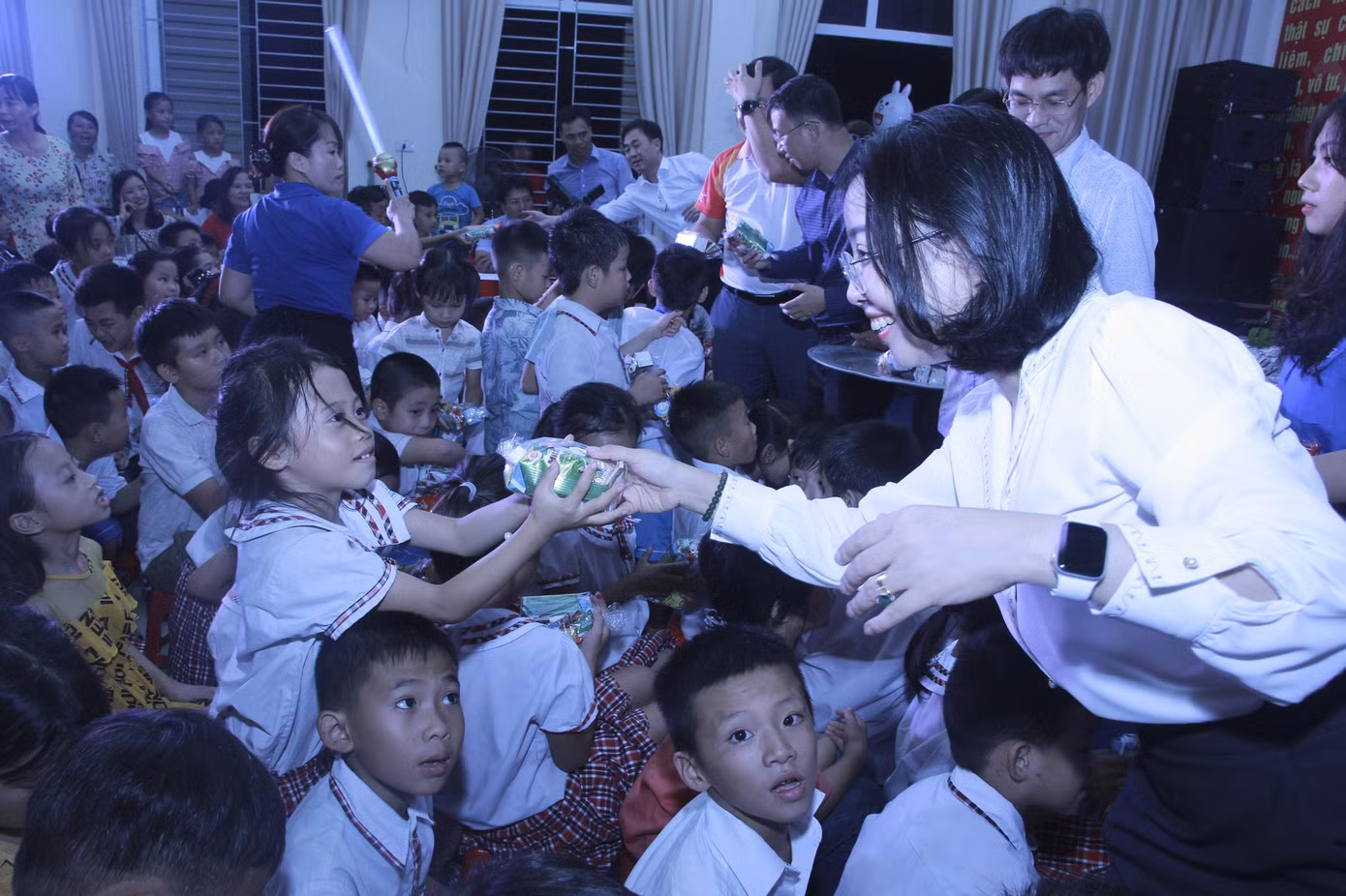 Tỉnh đoàn Nghệ An mang 'Đêm thu cổ tích' đến trẻ em nghèo ảnh 4