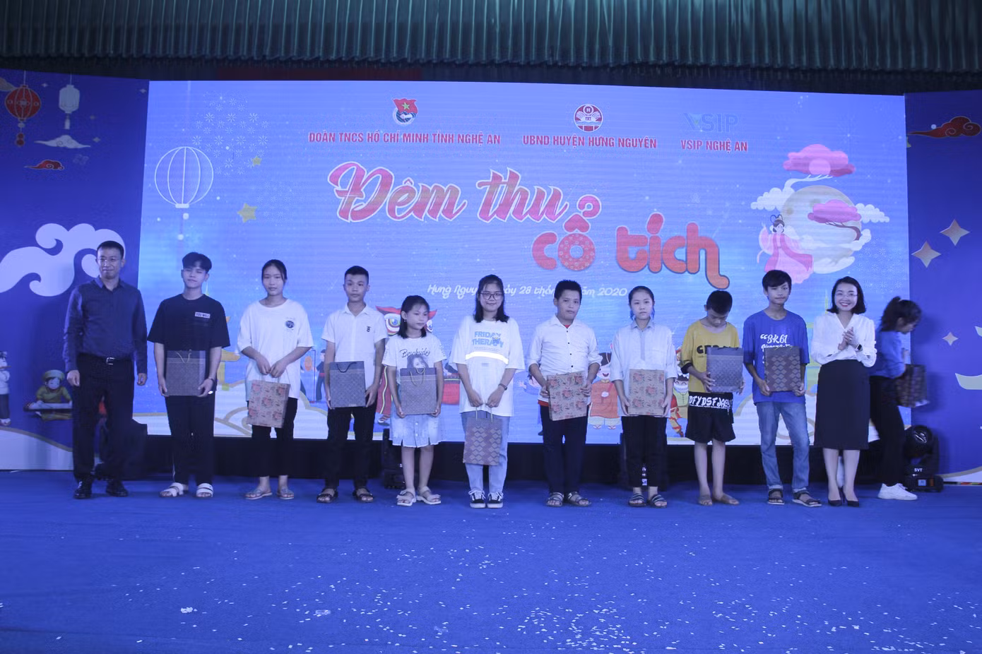 Tỉnh đoàn Nghệ An mang 'Đêm thu cổ tích' đến trẻ em nghèo ảnh 6