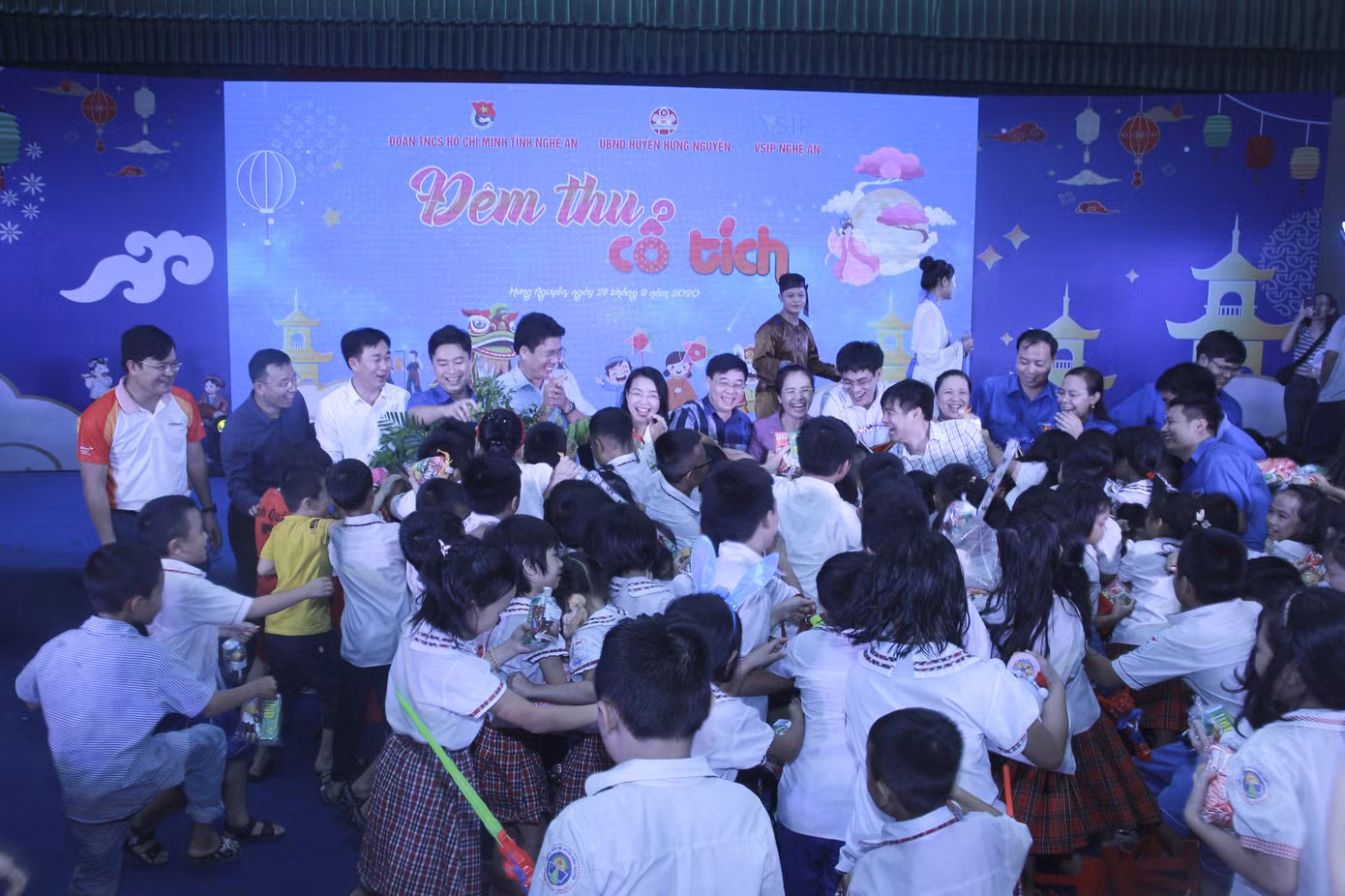 Tỉnh đoàn Nghệ An mang 'Đêm thu cổ tích' đến trẻ em nghèo ảnh 10