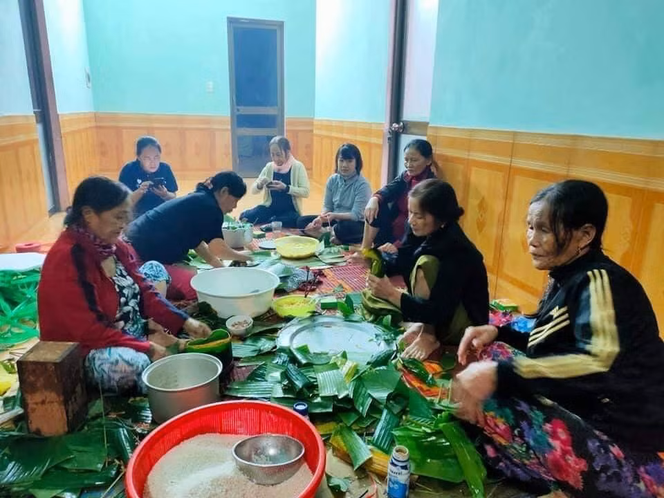 Ấm lòng những nồi bánh chưng cứu đói dân vùng lũ ảnh 6