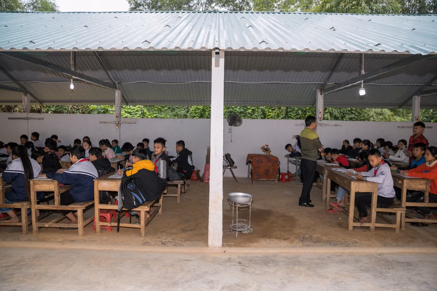 Tường nứt, ngói đổ, thầy trò bỏ lớp ra nhà giữ xe để học ảnh 9