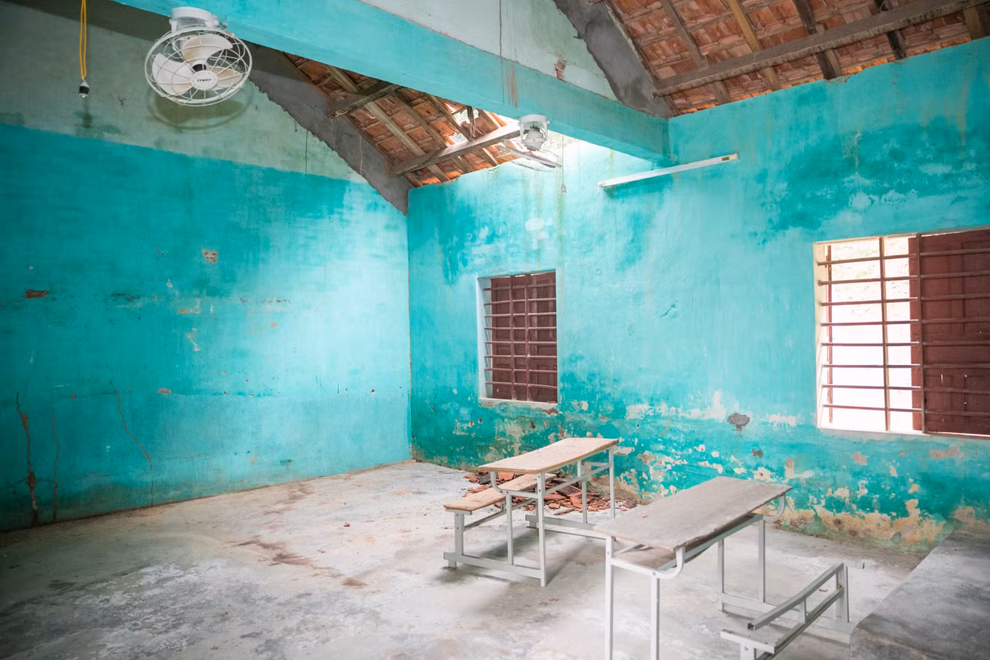 Tường nứt, ngói đổ, thầy trò bỏ lớp ra nhà giữ xe để học ảnh 4
