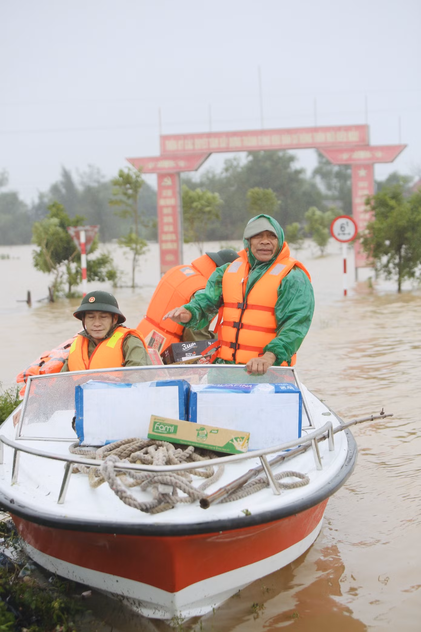 Hàng chục chuyến xe chở hàng cứu trợ đến 'tâm lũ' Hà Tĩnh ảnh 7