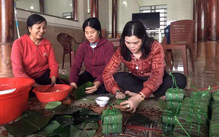 Ấm lòng những nồi bánh chưng cứu đói dân vùng lũ ảnh 13
